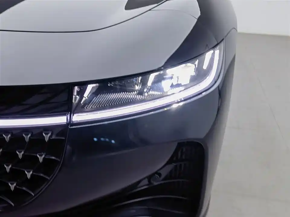 VOYAH Lantu chasing light