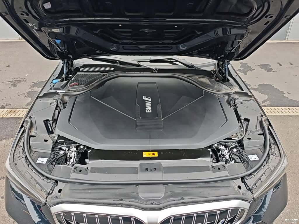 BMW i5, 2025 13
