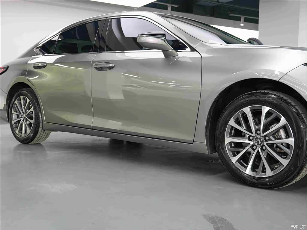 Lexus ES, 2025 14