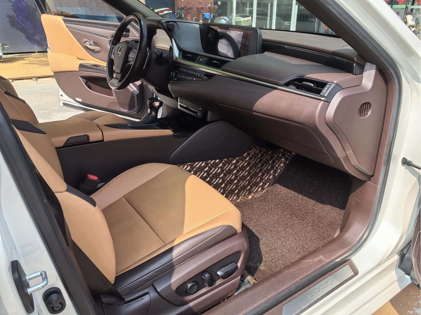 Lexus ES, 2019 11