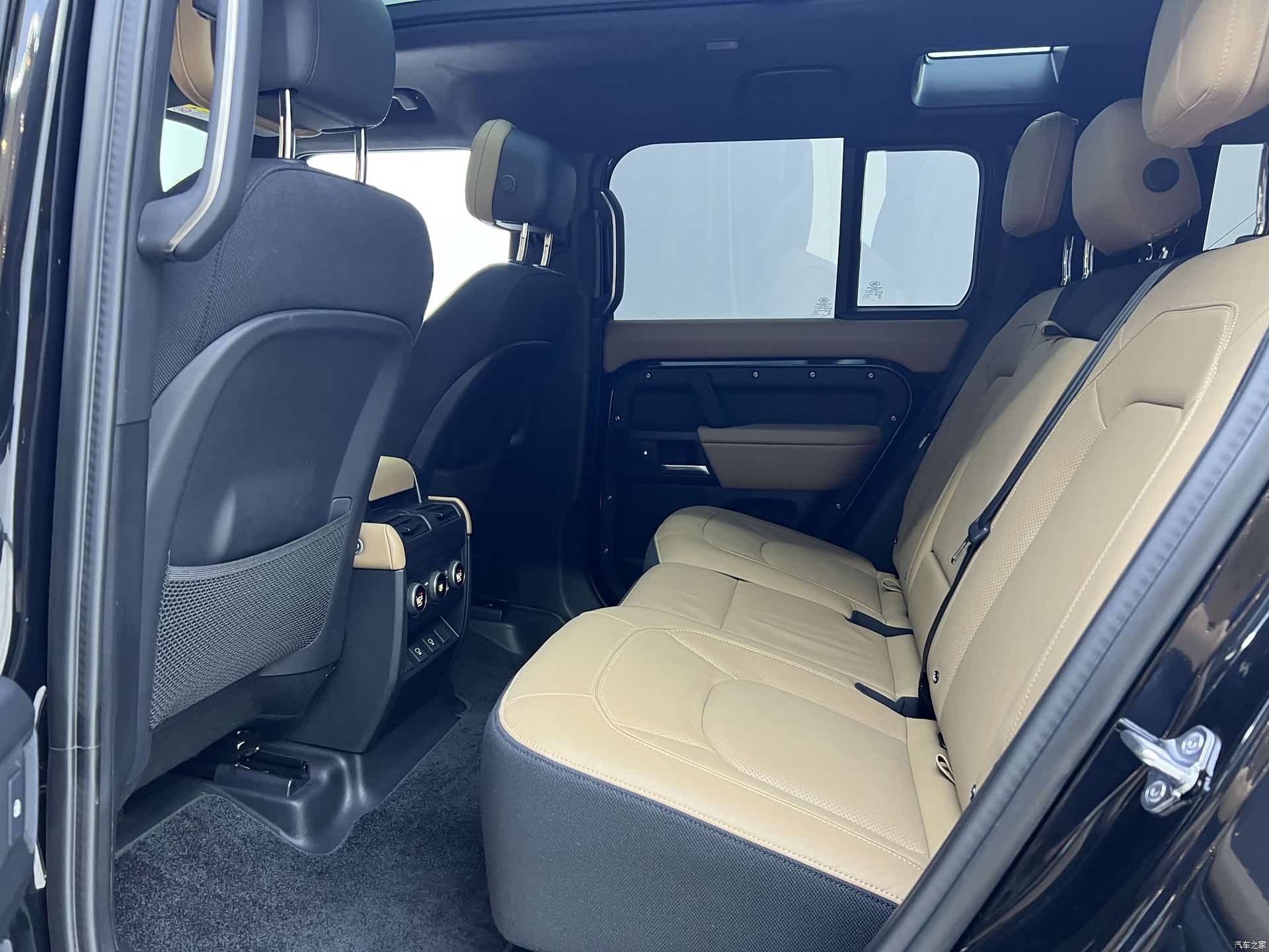 Land Rover Defender, 2025 12