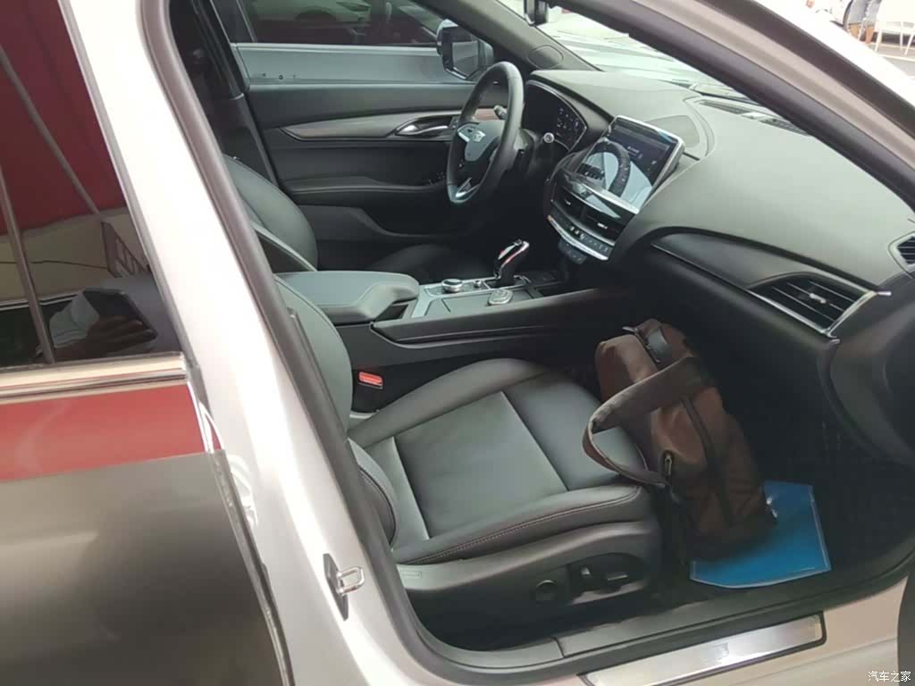 Cadillac CT5, 2023 25
