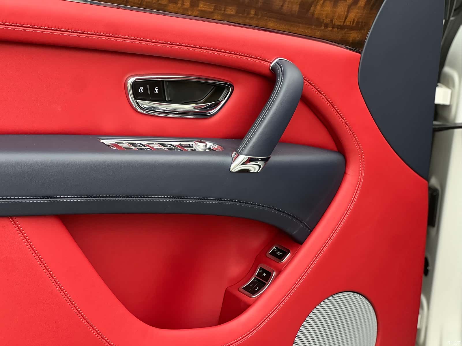 Bentley Bentayga, 2020 14