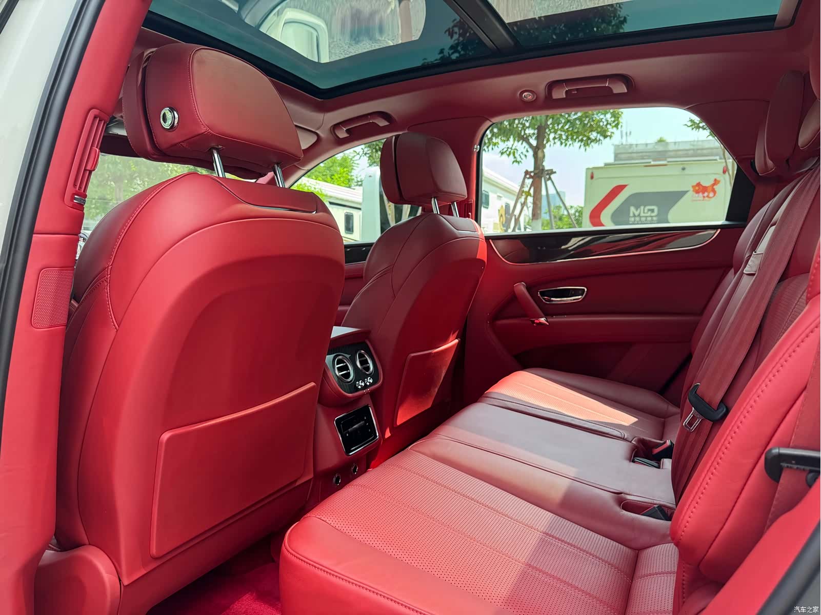Bentley Bentayga, 2018 12