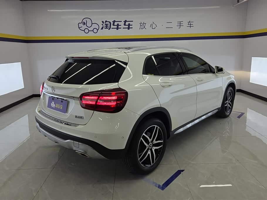 Mercedes-Benz GLA Mercedes-Benz GLA