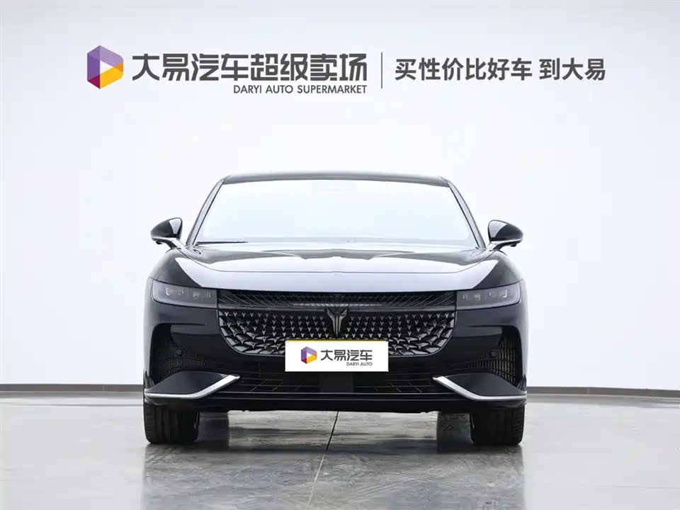 VOYAH Lantu chasing light