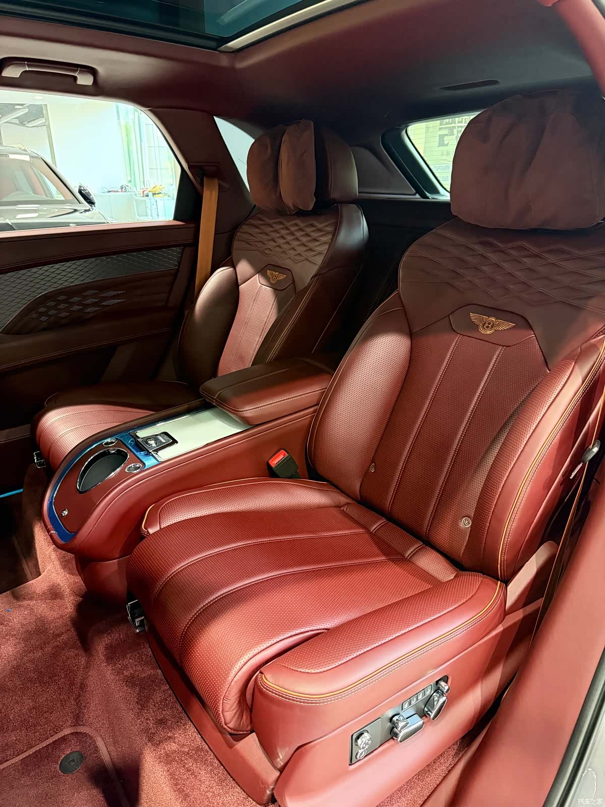 Bentley Bentayga, 2023 13
