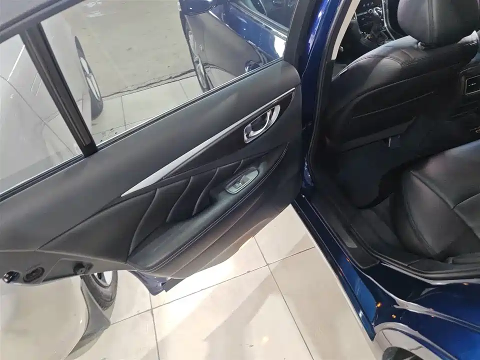 Infiniti Q50L