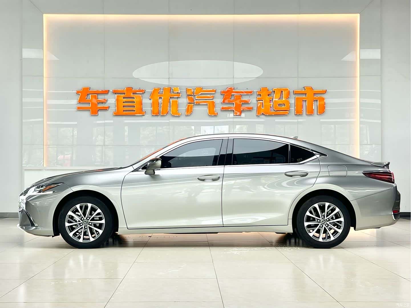 Lexus ES, 2023 4