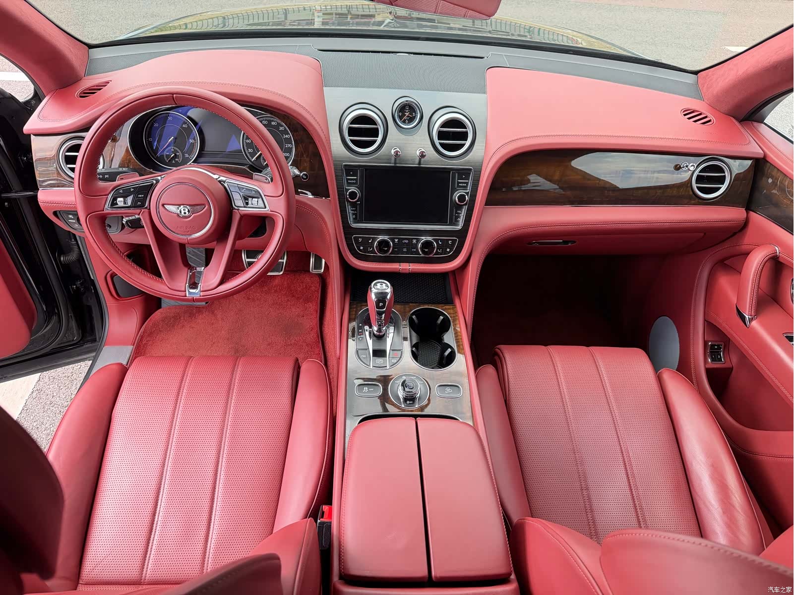 Bentley Bentayga, 2018 8