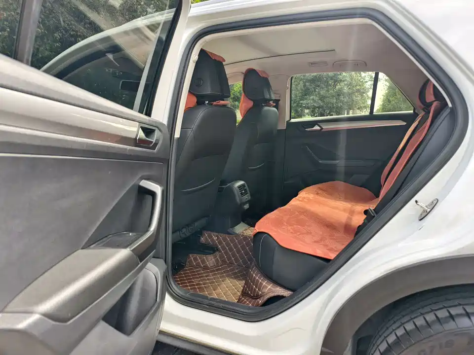 Volkswagen T-ROC exploring Songs