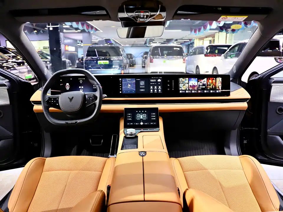 VOYAH Lantu chasing light