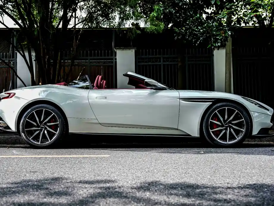 Aston Martin DB11