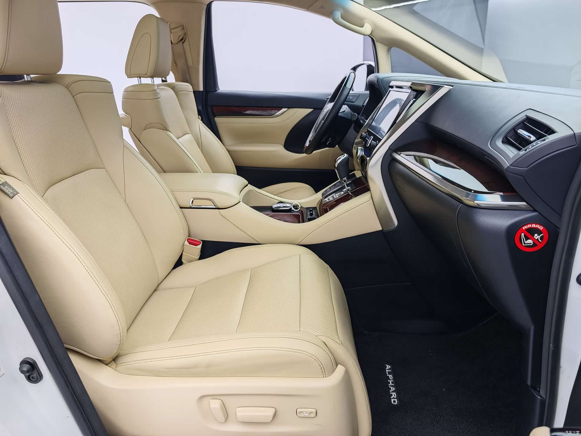 Toyota Alphard, 2015 10