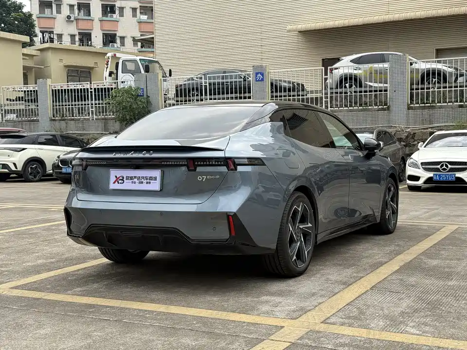 Lynk & Co 07 EM-P