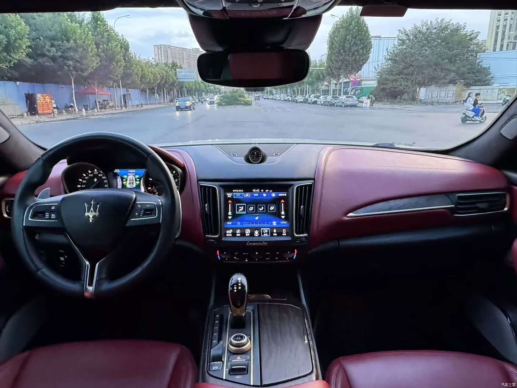 Maserati Levante, 2017 13