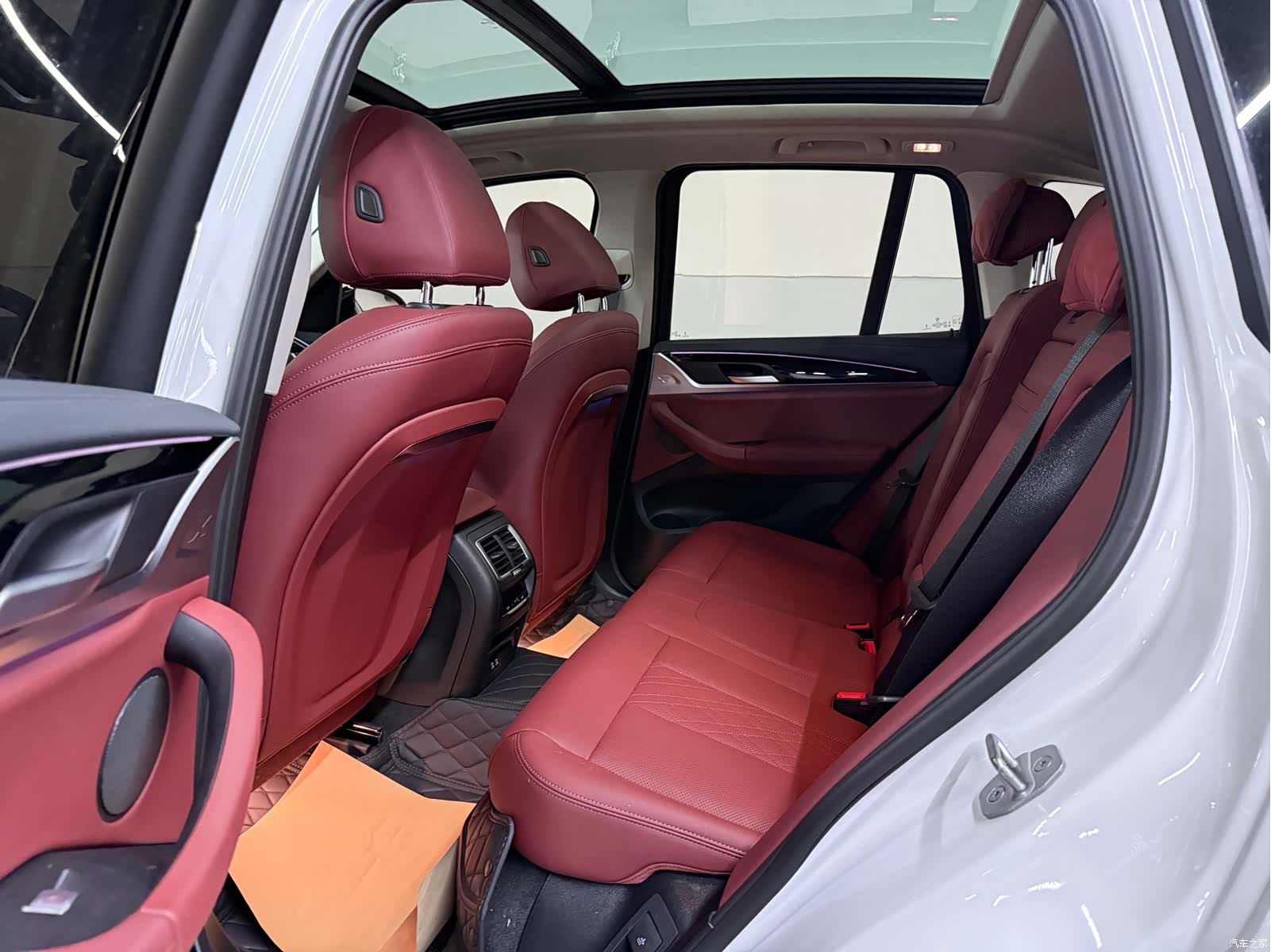 BMW iX3, 2025 10