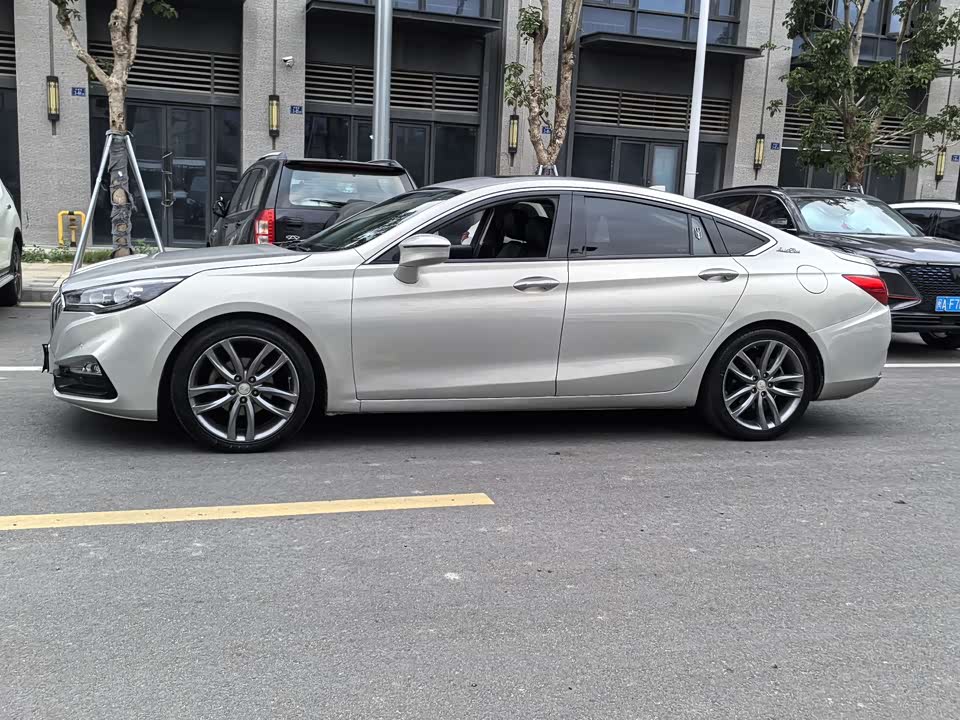Hongqi H5
