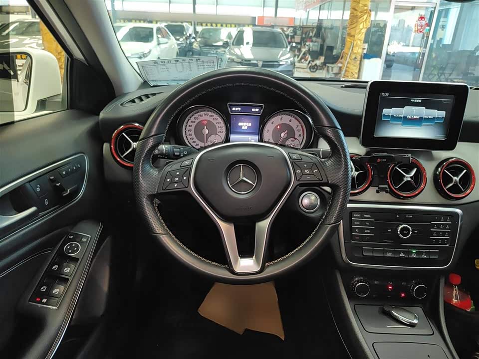 Mercedes-Benz GLA Mercedes-Benz GLA