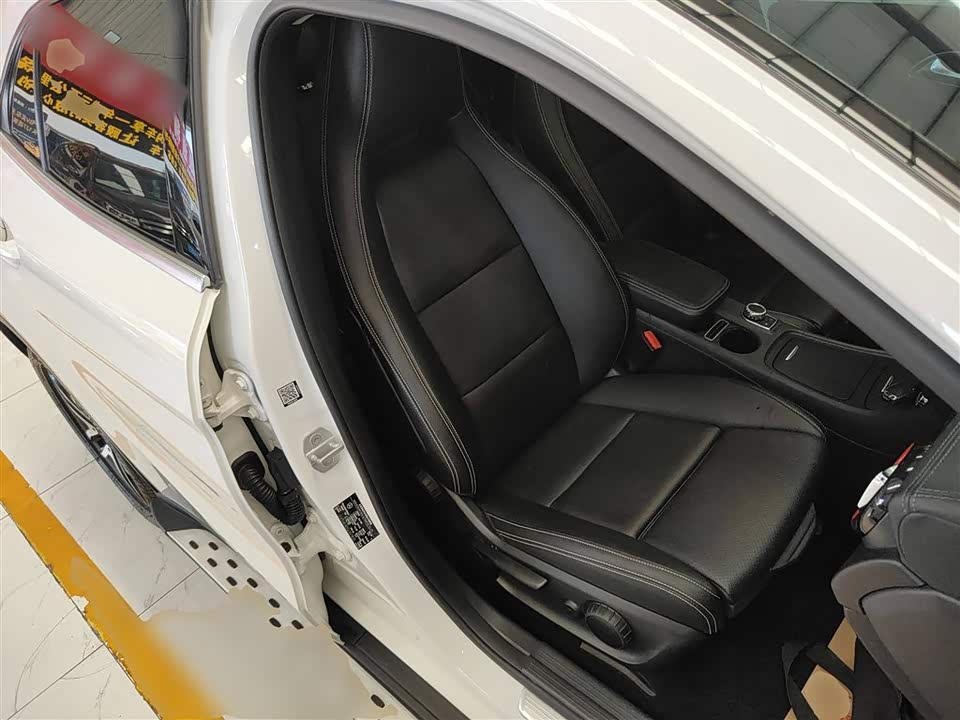 Mercedes-Benz GLA Mercedes-Benz GLA