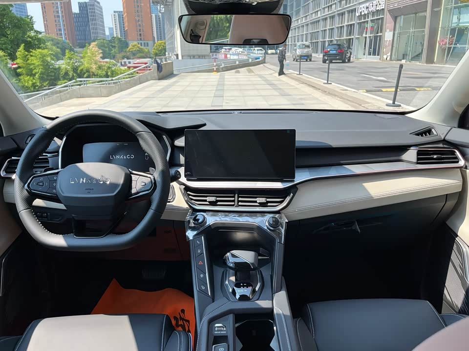 Lynk & Co 06