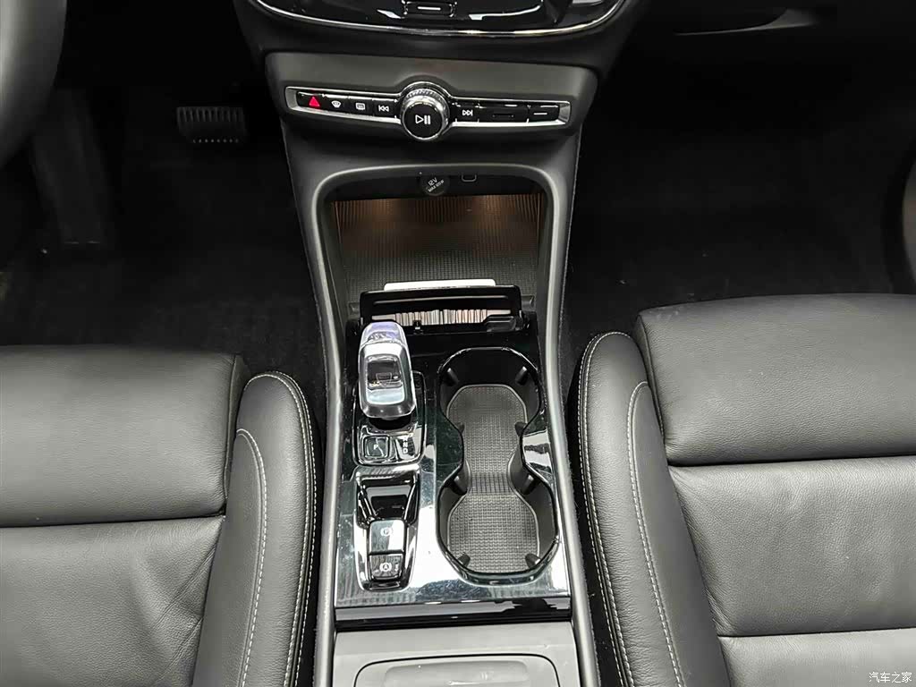 Volvo XC40, 2023 все фото