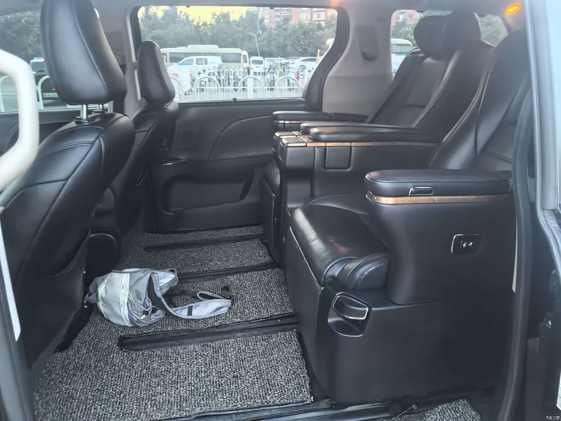 Toyota Sienna, 2017 все фото