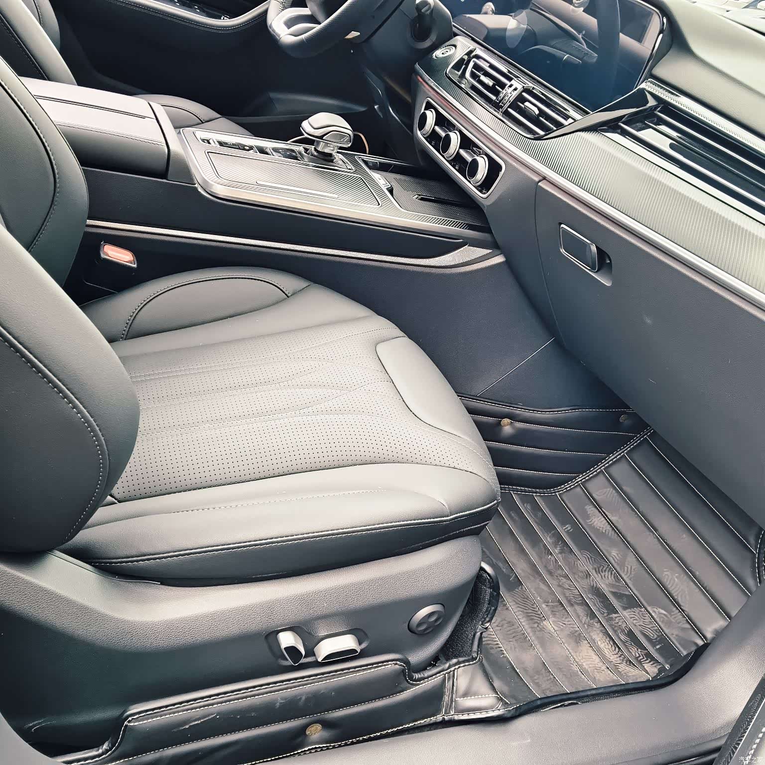 Hongqi HS5, 2025 8