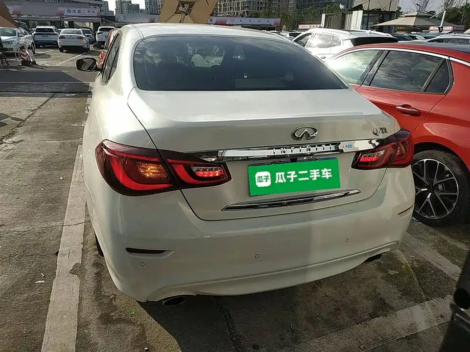 Infiniti Q70