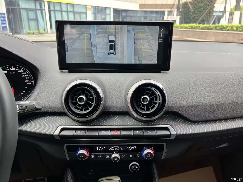 Audi Q2L, 2024 9