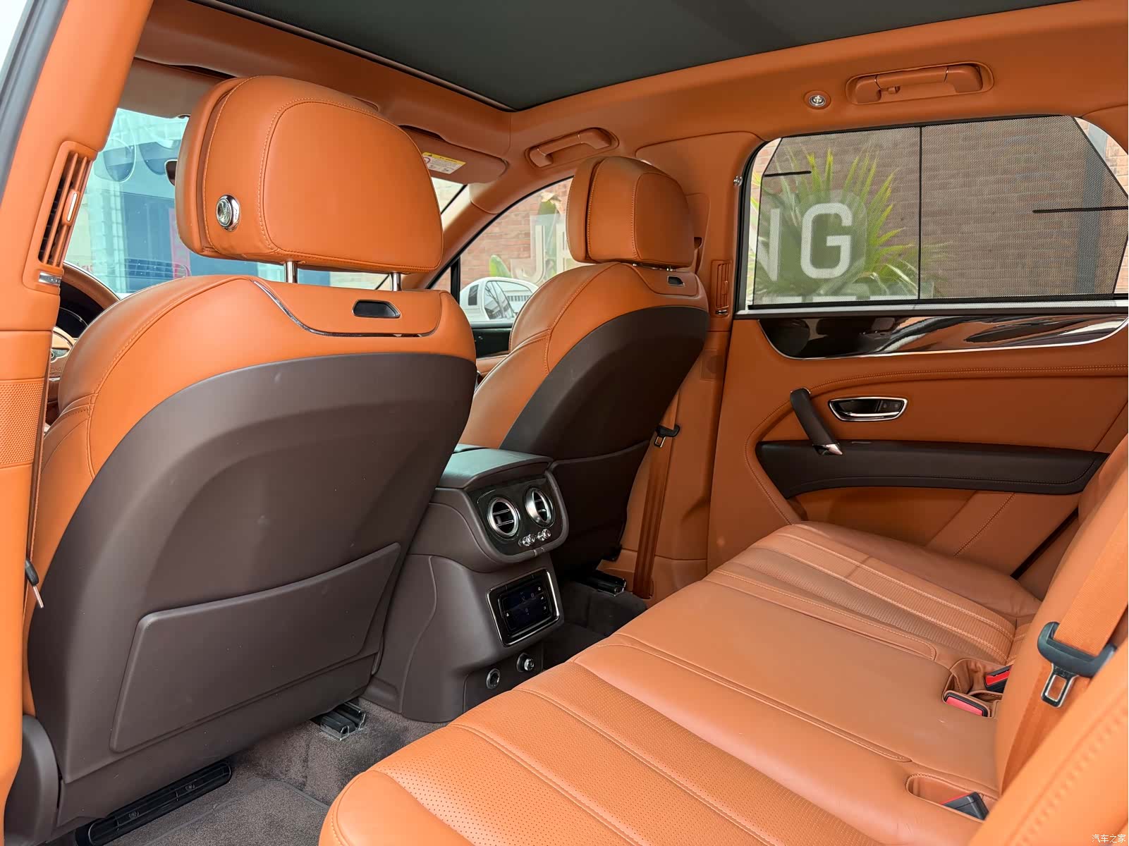 Bentley Bentayga, 2019 10