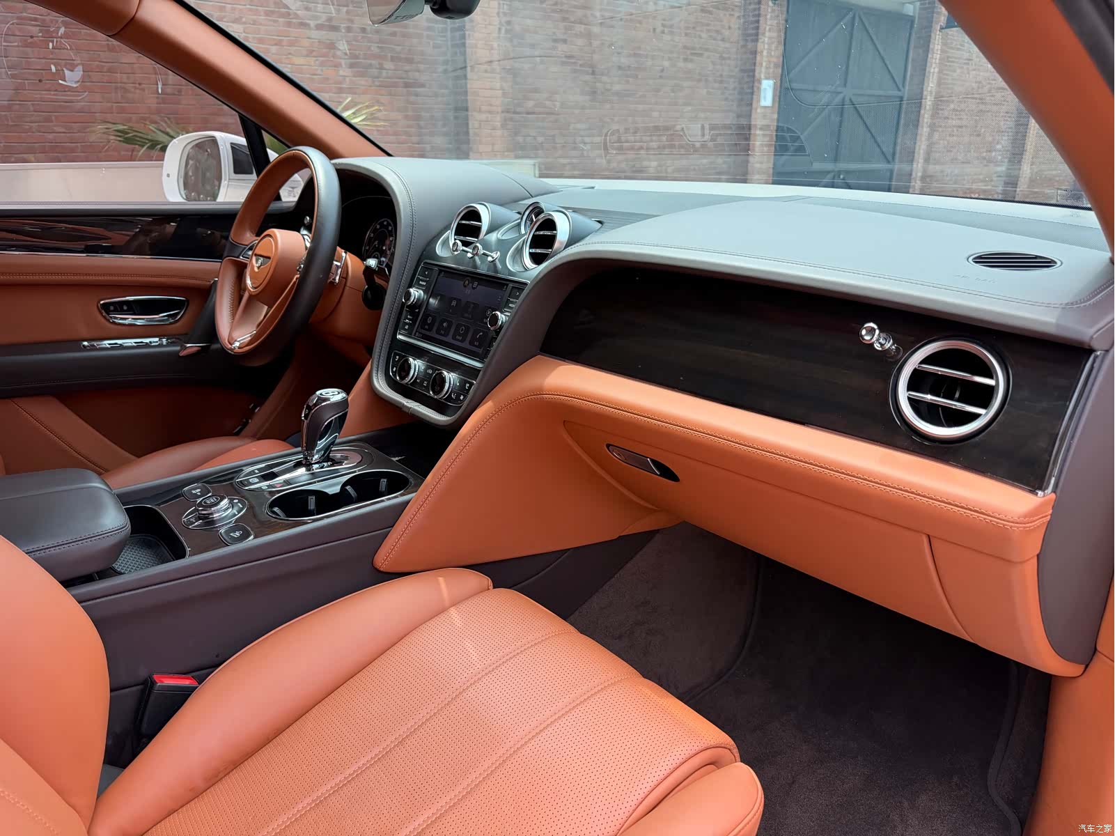 Bentley Bentayga, 2019 9