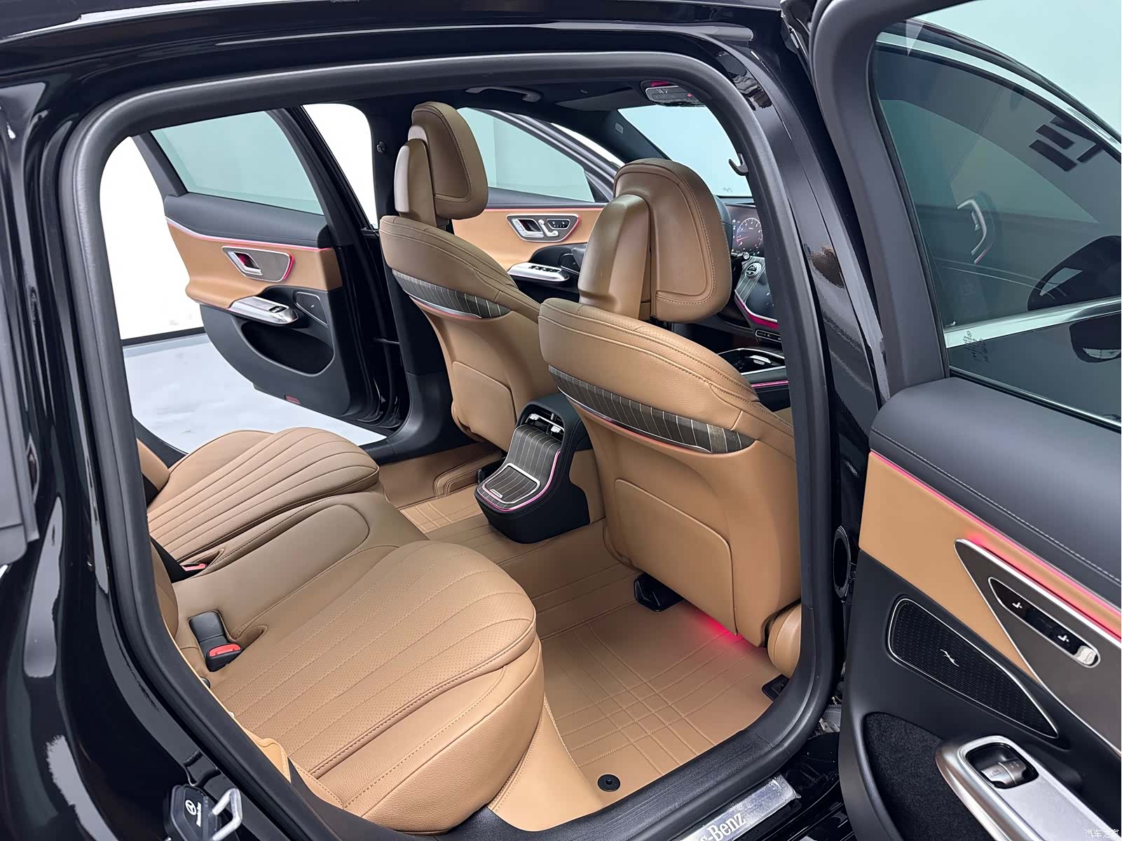 Mercedes-Benz E-Class, 2025 10