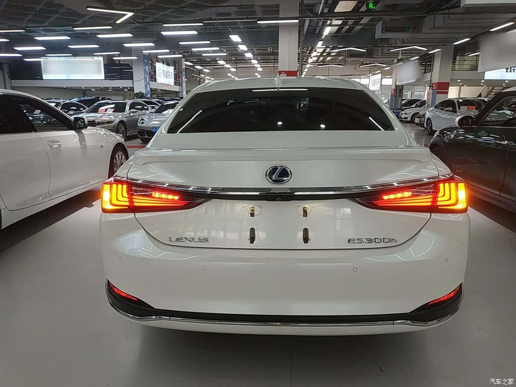Lexus ES, 2019 4