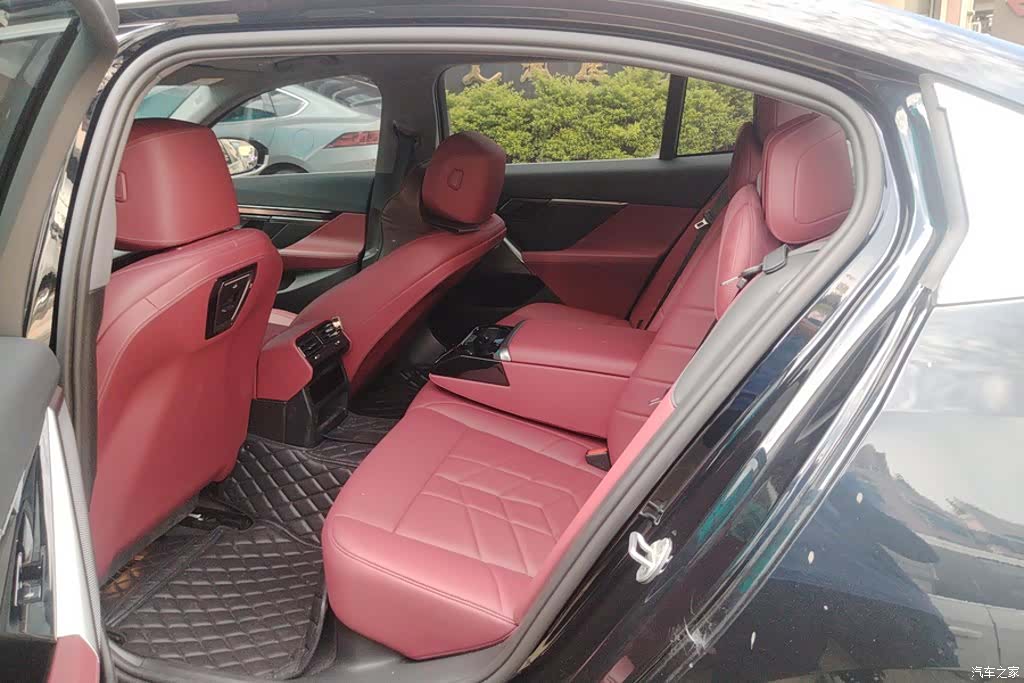 BMW 5 Series, 2025 11