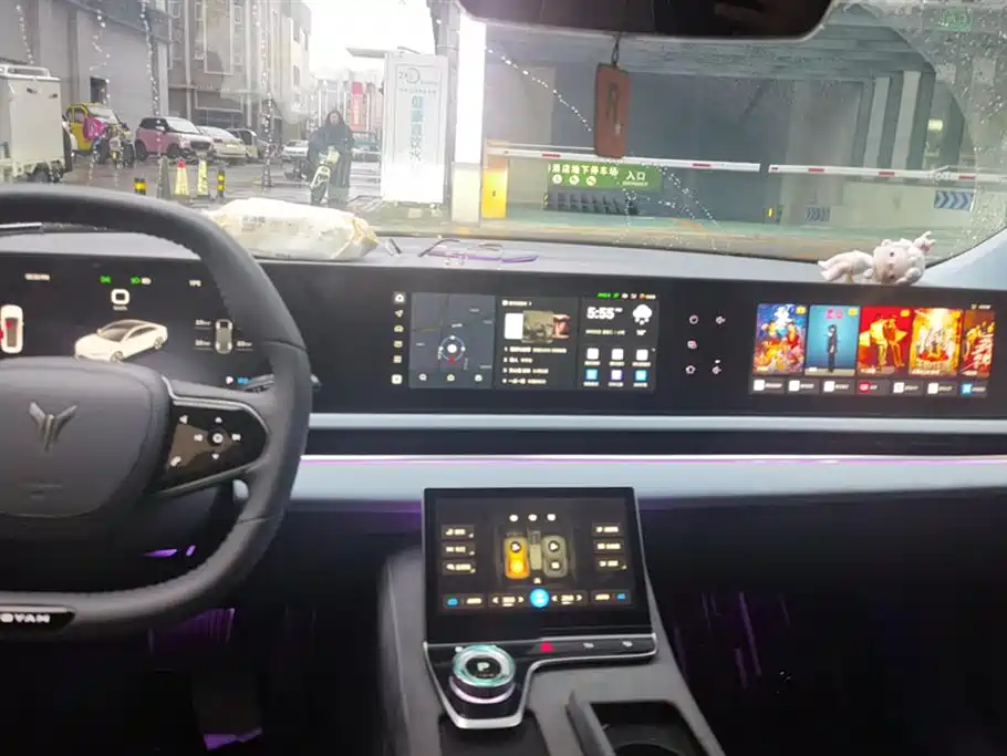 VOYAH Lantu chasing light