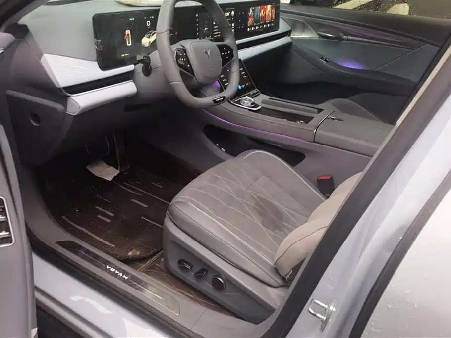 VOYAH Lantu chasing light