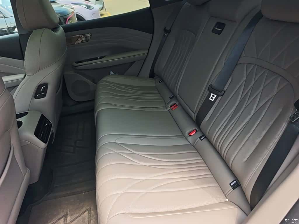 Geely 8, 2025 17