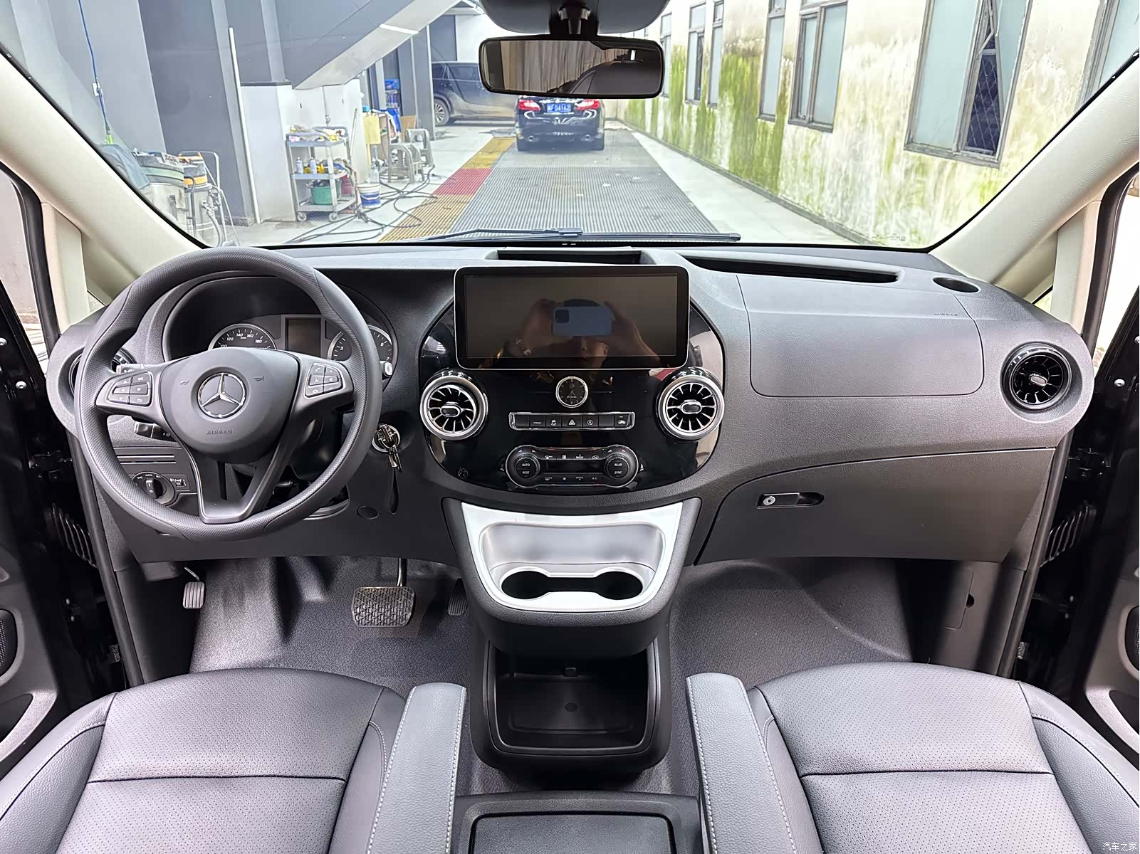 Mercedes-Benz 7, 2022 17