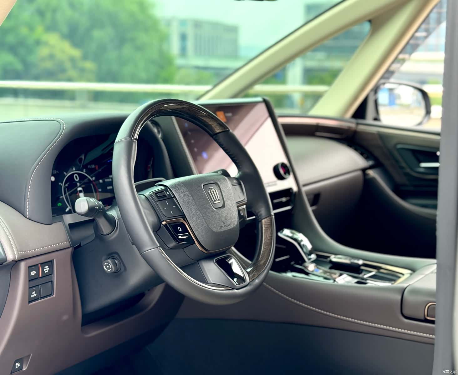 Toyota Vellfire, 2025 6