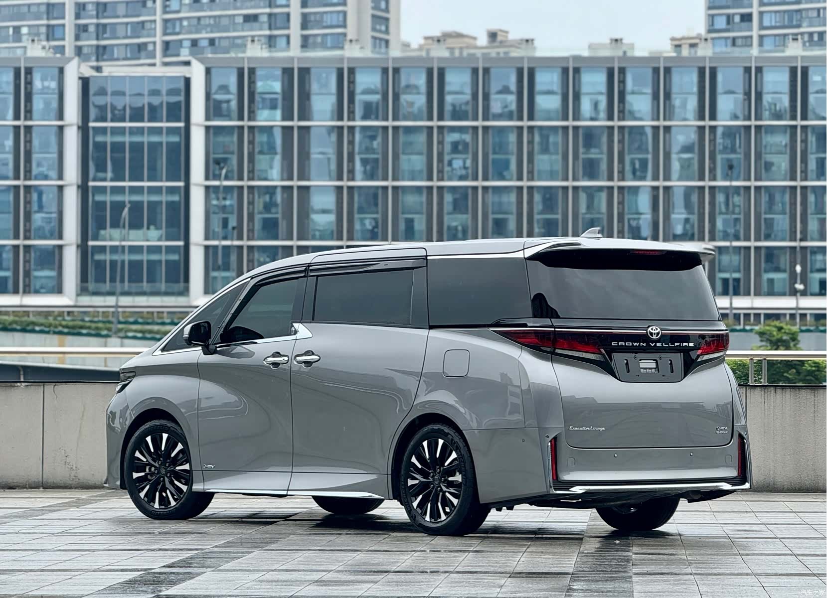 Toyota Vellfire, 2025 3