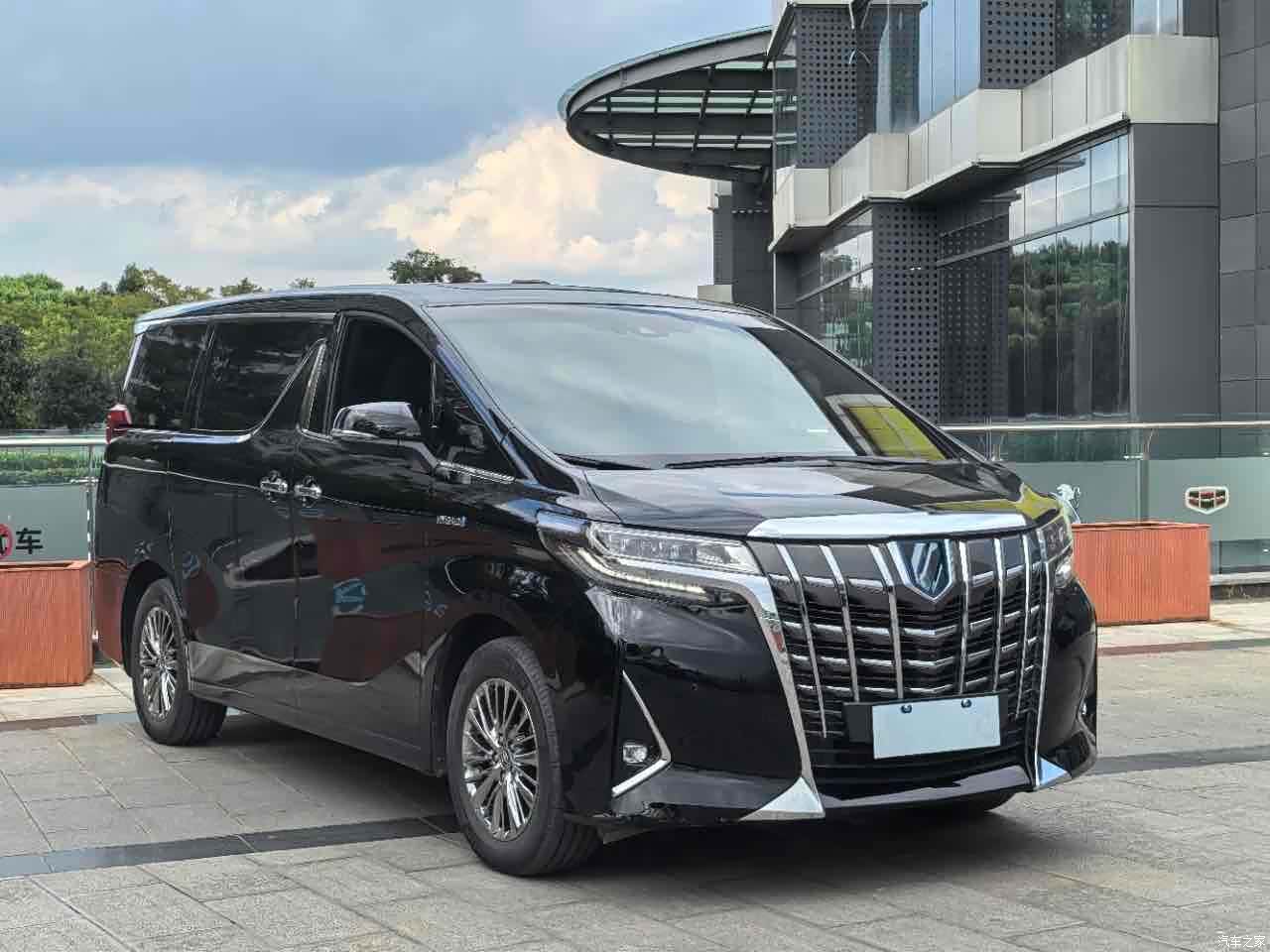 Toyota Alphard, 2022 3
