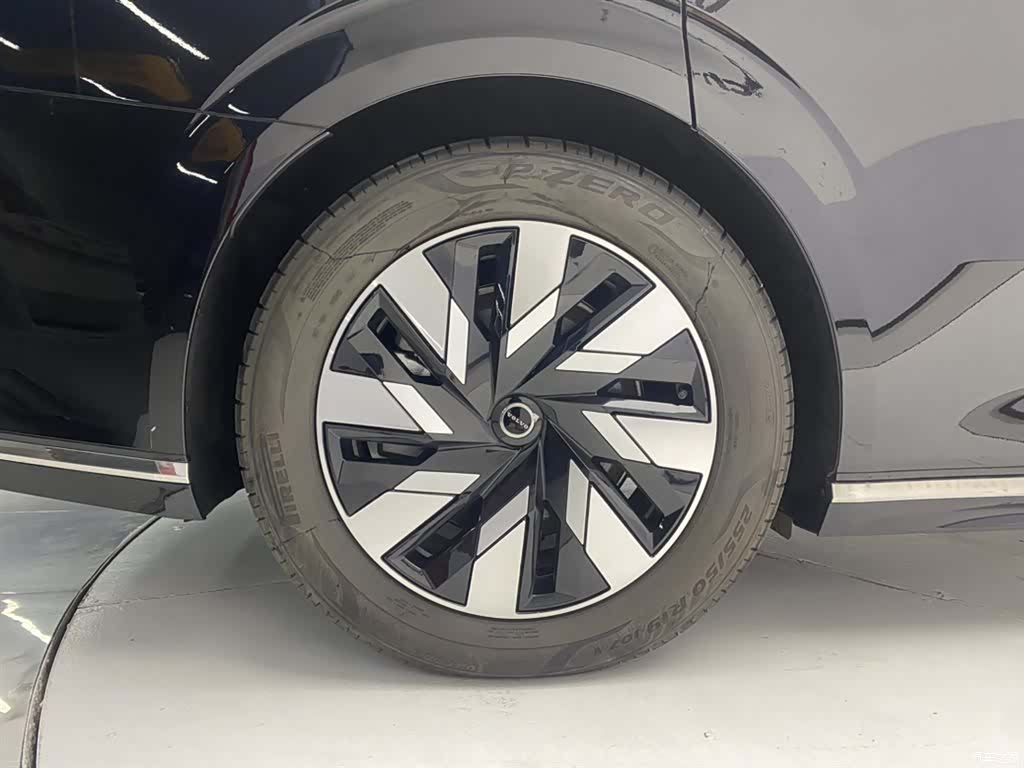 Volvo EM90, 2026 11