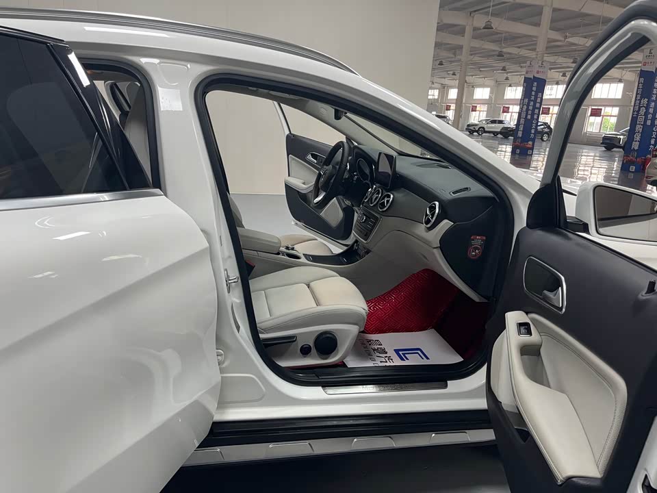 Mercedes-Benz GLA Mercedes-Benz GLA