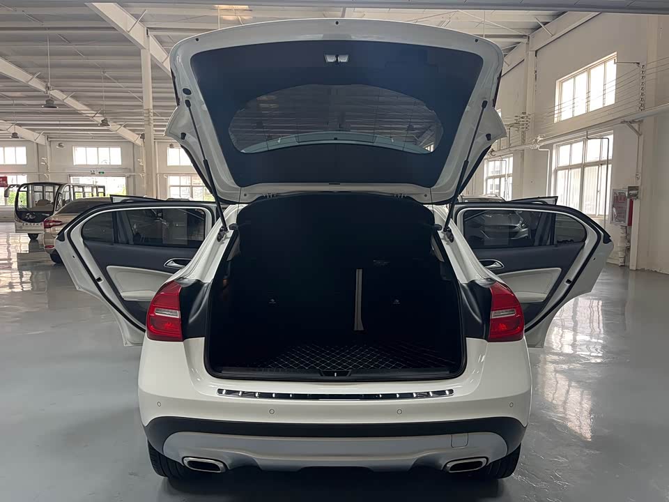 Mercedes-Benz GLA Mercedes-Benz GLA