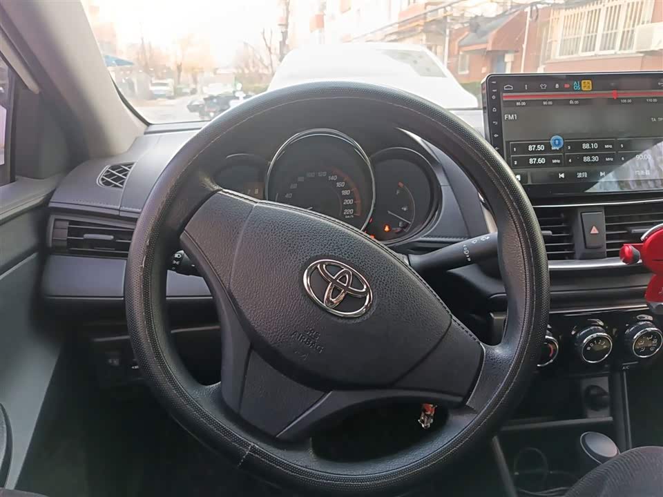 Toyota YARiS L to enjoy