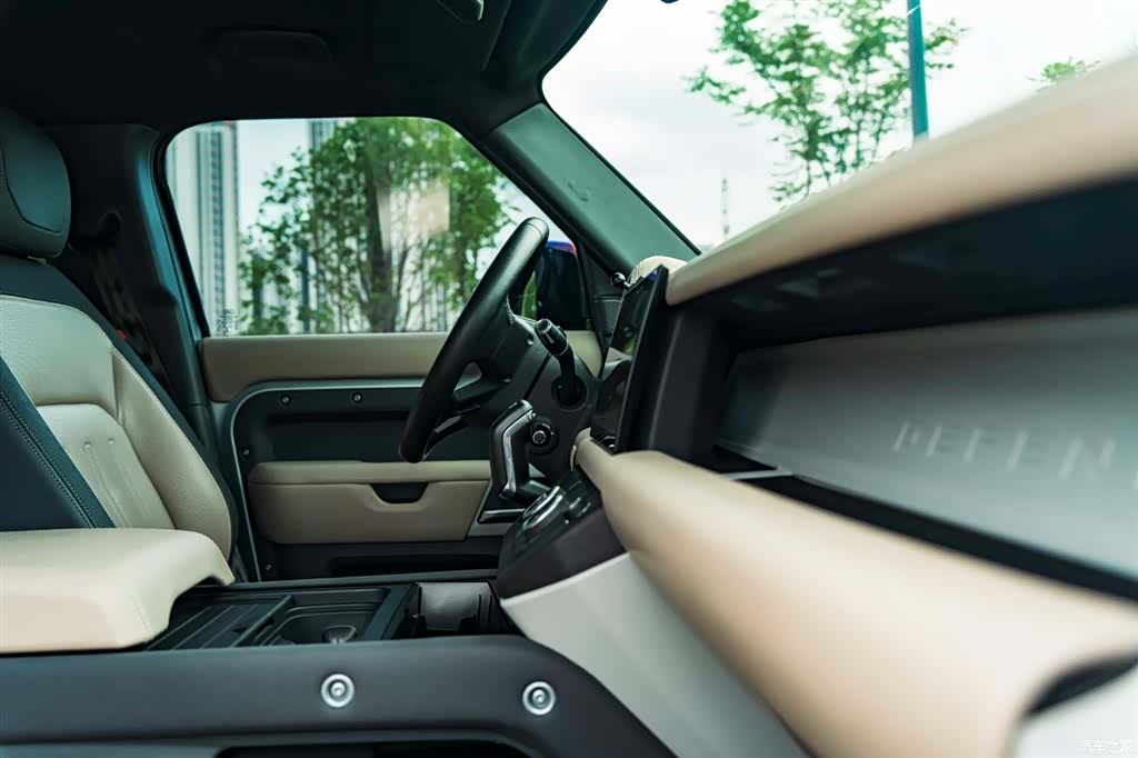 Land Rover Defender, 2022 15