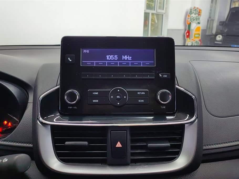 Toyota YARiS L to enjoy