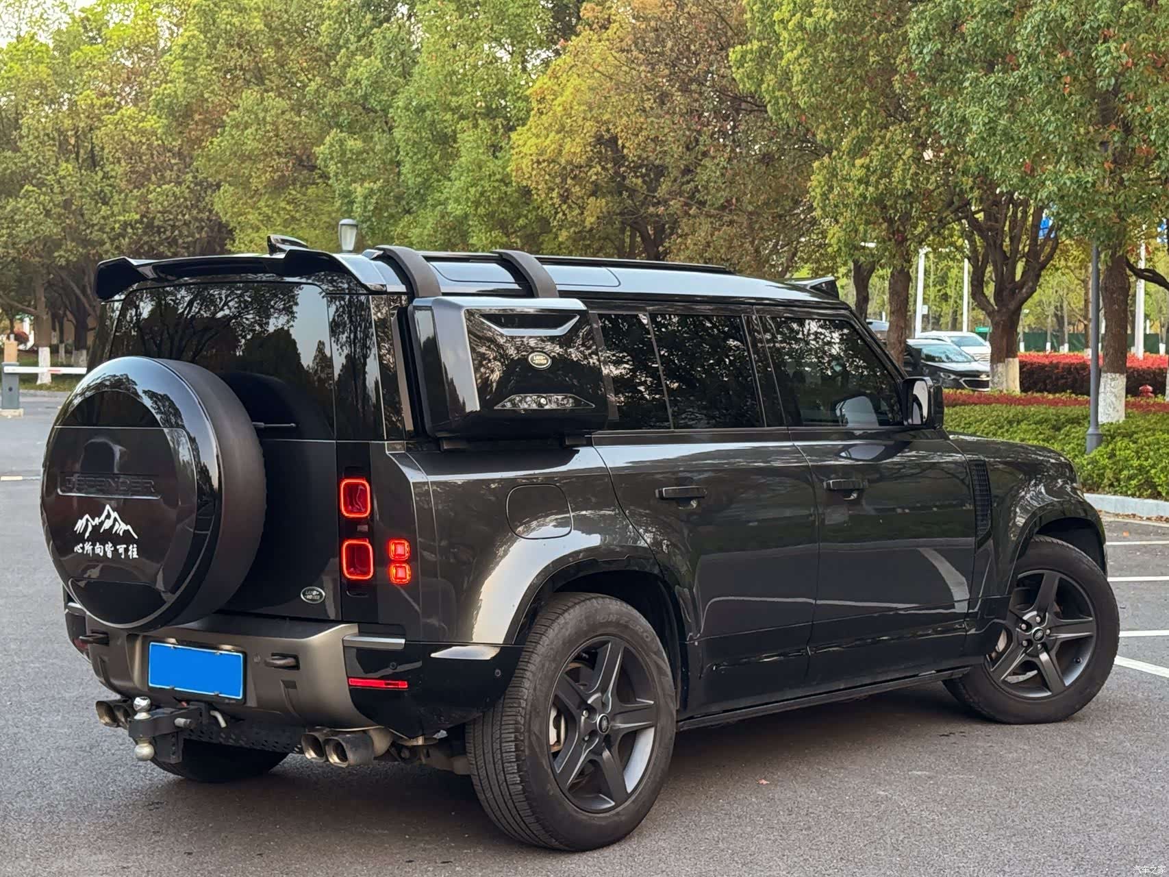 Land Rover Defender, 2023 3