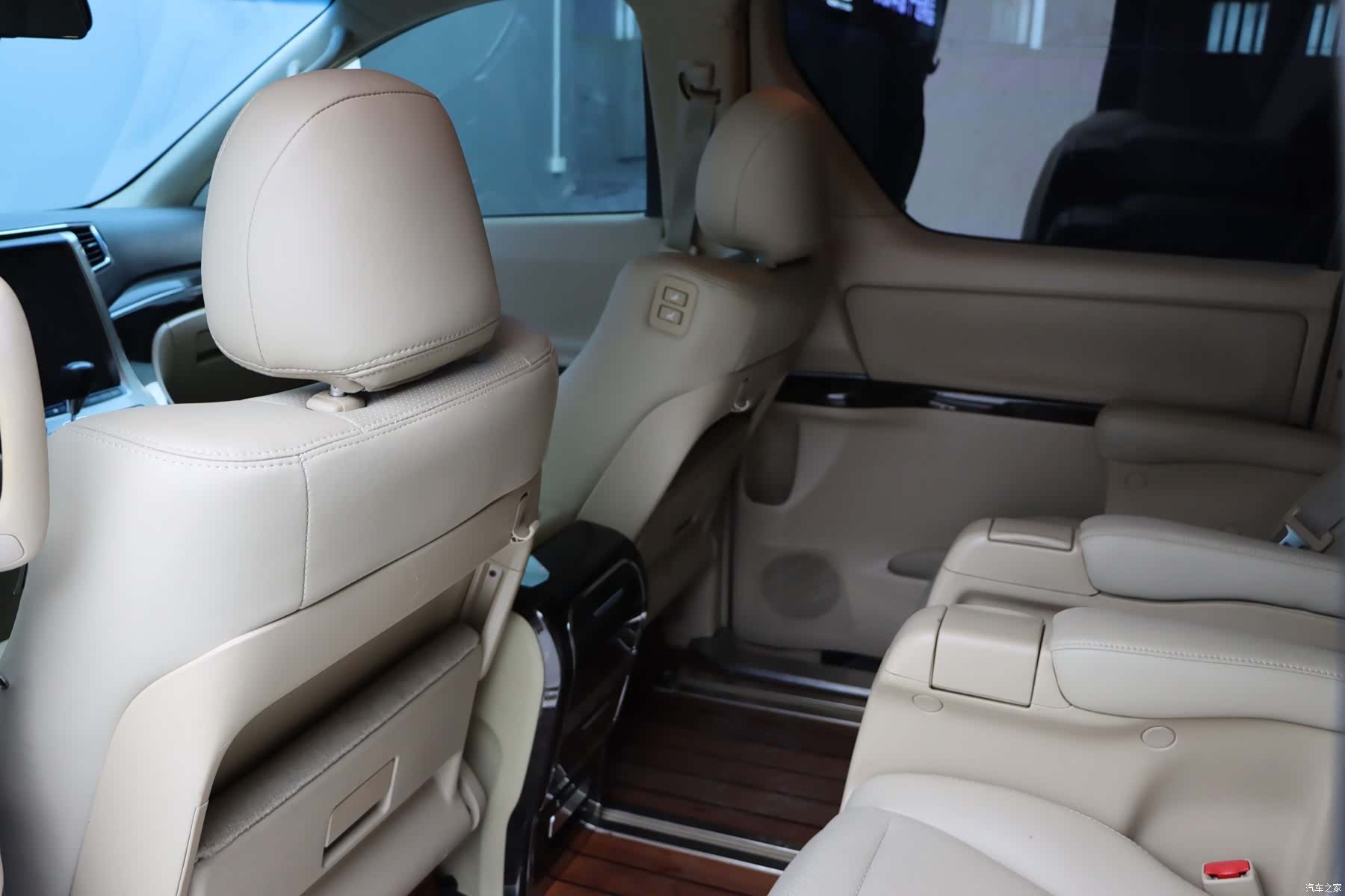 Toyota Alphard, 2015 23